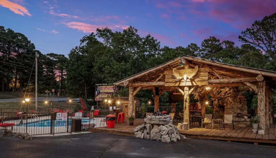 Stonegate Lodge W Pool & Outdoor Firepits Room #201 Eureka Springs Dış mekan fotoğraf